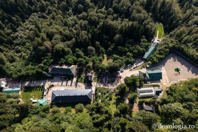 (Foto) Sărbătoarea Schimbării la Față a Domnului – hram la Mănăstirea Sihla