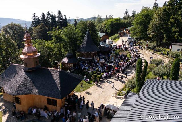 (Foto) Sărbătoarea Schimbării la Față a Domnului – hram la Mănăstirea Sihla