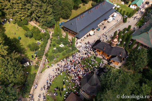 (Foto) Sărbătoarea Schimbării la Față a Domnului – hram la Mănăstirea Sihla