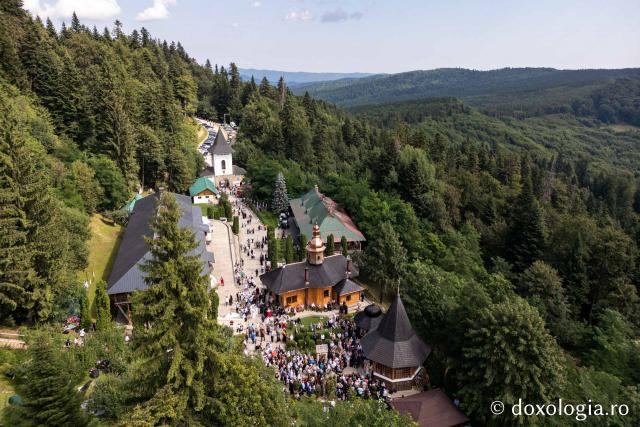 (Foto) Sărbătoarea Schimbării la Față a Domnului – hram la Mănăstirea Sihla