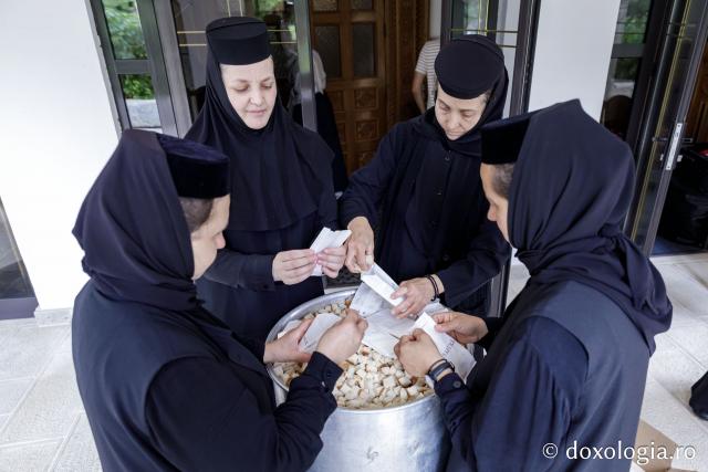 (Foto) Peste 8000 de plicuri cu anafură pentru pelerinii Sfinților Cleopa și Paisie
