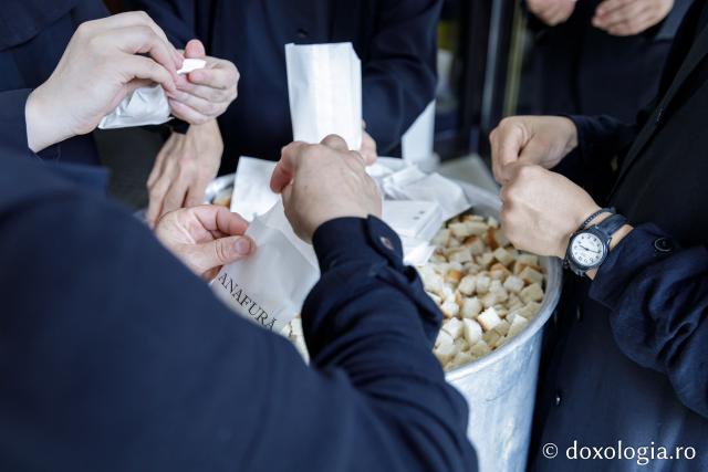 (Foto) Peste 8000 de plicuri cu anafură pentru pelerinii Sfinților Cleopa și Paisie
