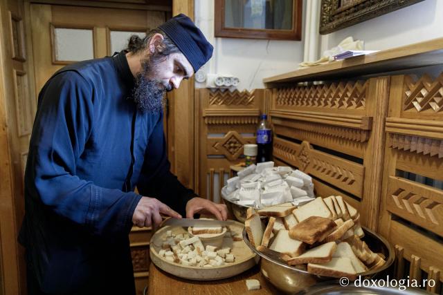 (Foto) Peste 8000 de plicuri cu anafură pentru pelerinii Sfinților Cleopa și Paisie