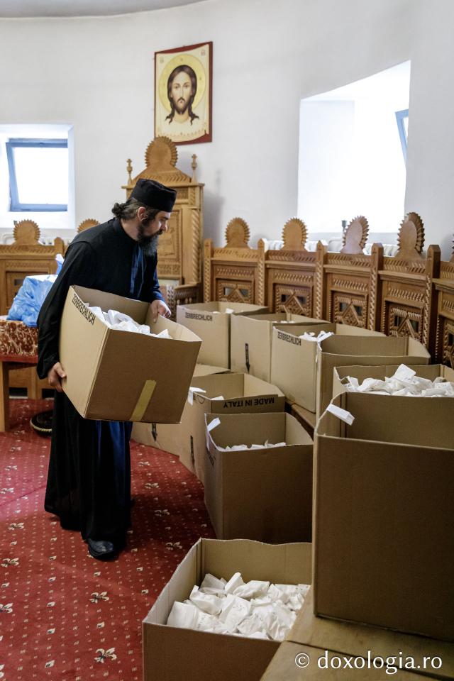 (Foto) Peste 8000 de plicuri cu anafură pentru pelerinii Sfinților Cleopa și Paisie