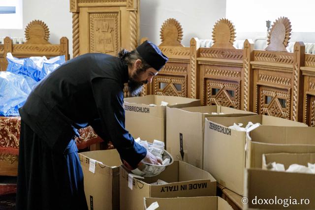 (Foto) Peste 8000 de plicuri cu anafură pentru pelerinii Sfinților Cleopa și Paisie