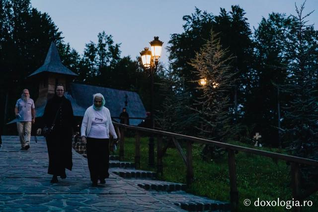 (Foto) Atmosfera din cimitirul Sihăstriei în seara proclamării locale a canonizării Sfinților Paisie și Cleopa de la Sihăstria