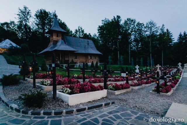 (Foto) Atmosfera din cimitirul Sihăstriei în seara proclamării locale a canonizării Sfinților Paisie și Cleopa de la Sihăstria