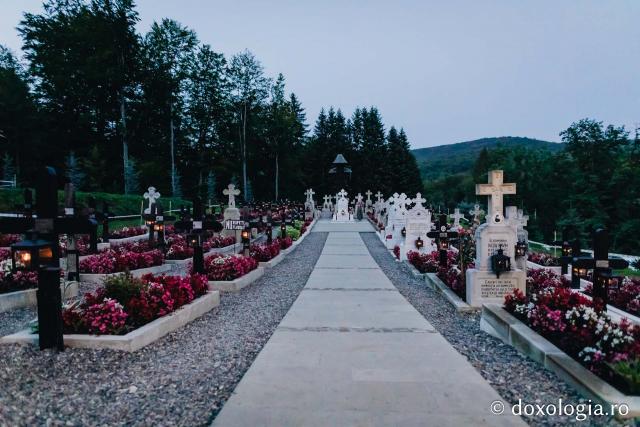 (Foto) Atmosfera din cimitirul Sihăstriei în seara proclamării locale a canonizării Sfinților Paisie și Cleopa de la Sihăstria