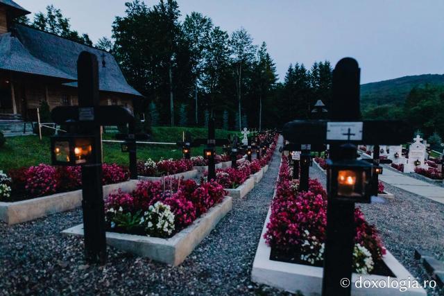(Foto) Atmosfera din cimitirul Sihăstriei în seara proclamării locale a canonizării Sfinților Paisie și Cleopa de la Sihăstria