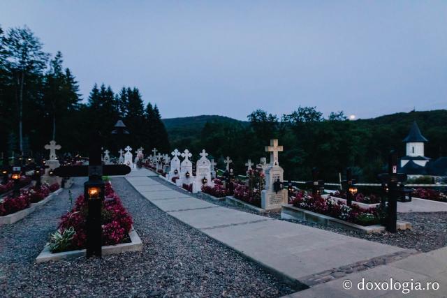 (Foto) Atmosfera din cimitirul Sihăstriei în seara proclamării locale a canonizării Sfinților Paisie și Cleopa de la Sihăstria