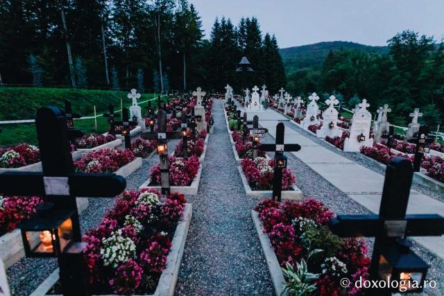 (Foto) Atmosfera din cimitirul Sihăstriei în seara proclamării locale a canonizării Sfinților Paisie și Cleopa de la Sihăstria