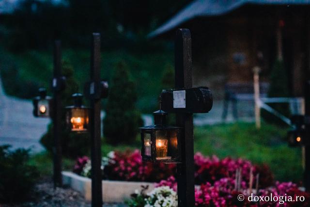 (Foto) Atmosfera din cimitirul Sihăstriei în seara proclamării locale a canonizării Sfinților Paisie și Cleopa de la Sihăstria