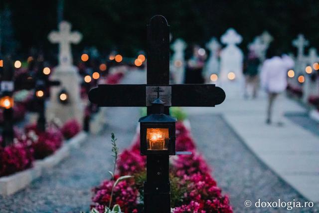 (Foto) Atmosfera din cimitirul Sihăstriei în seara proclamării locale a canonizării Sfinților Paisie și Cleopa de la Sihăstria