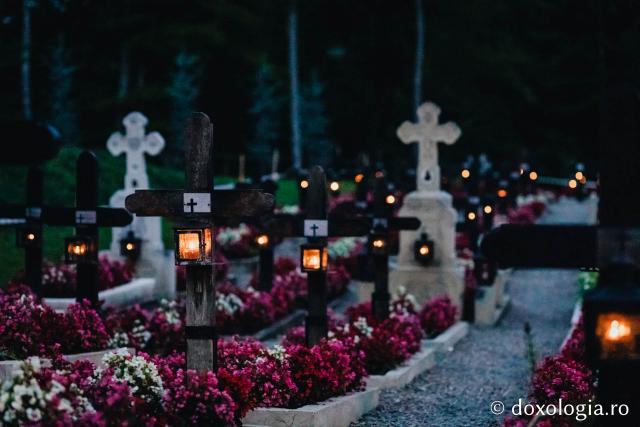 (Foto) Atmosfera din cimitirul Sihăstriei în seara proclamării locale a canonizării Sfinților Paisie și Cleopa de la Sihăstria
