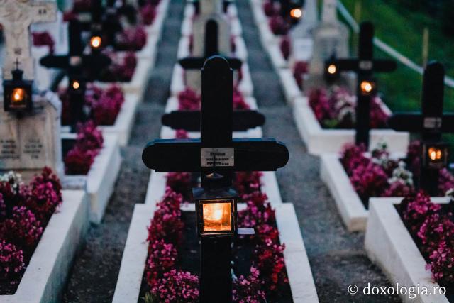 (Foto) Atmosfera din cimitirul Sihăstriei în seara proclamării locale a canonizării Sfinților Paisie și Cleopa de la Sihăstria