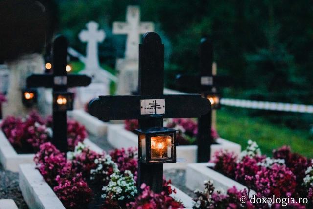 (Foto) Atmosfera din cimitirul Sihăstriei în seara proclamării locale a canonizării Sfinților Paisie și Cleopa de la Sihăstria
