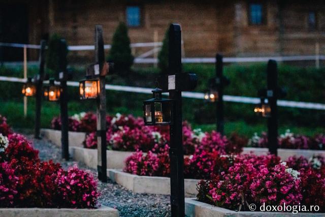 (Foto) Atmosfera din cimitirul Sihăstriei în seara proclamării locale a canonizării Sfinților Paisie și Cleopa de la Sihăstria