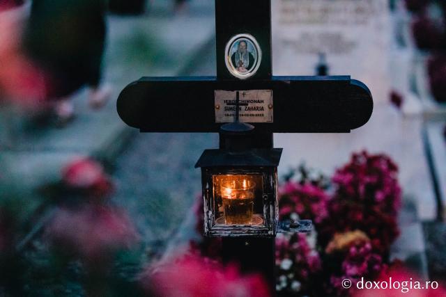 (Foto) Atmosfera din cimitirul Sihăstriei în seara proclamării locale a canonizării Sfinților Paisie și Cleopa de la Sihăstria