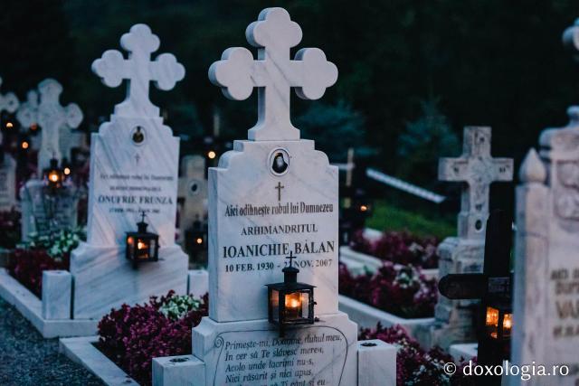 (Foto) Atmosfera din cimitirul Sihăstriei în seara proclamării locale a canonizării Sfinților Paisie și Cleopa de la Sihăstria