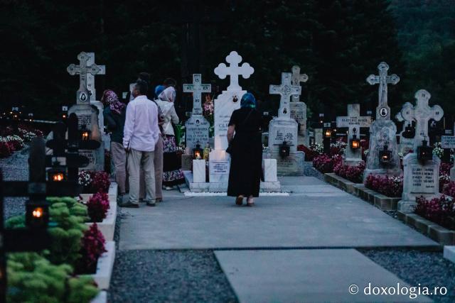 (Foto) Atmosfera din cimitirul Sihăstriei în seara proclamării locale a canonizării Sfinților Paisie și Cleopa de la Sihăstria