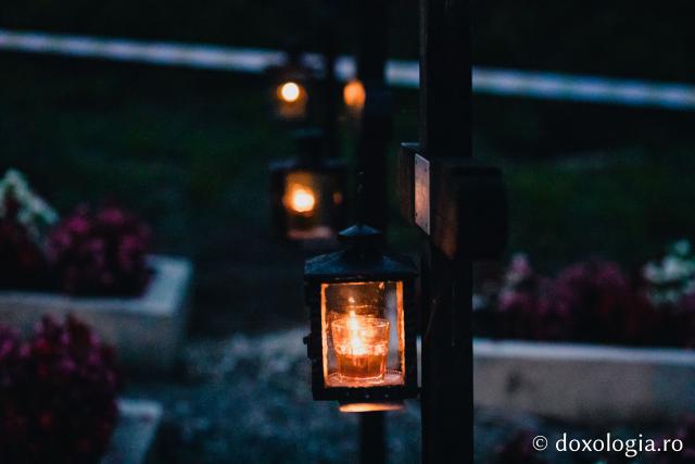 (Foto) Atmosfera din cimitirul Sihăstriei în seara proclamării locale a canonizării Sfinților Paisie și Cleopa de la Sihăstria