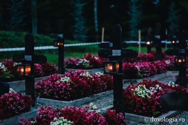 (Foto) Atmosfera din cimitirul Sihăstriei în seara proclamării locale a canonizării Sfinților Paisie și Cleopa de la Sihăstria