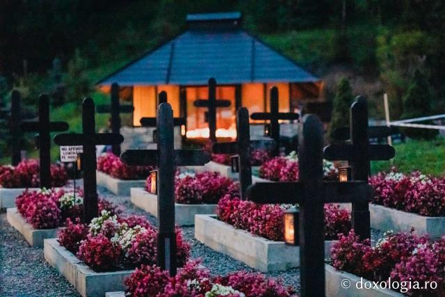 (Foto) Atmosfera din cimitirul Sihăstriei în seara proclamării locale a canonizării Sfinților Paisie și Cleopa de la Sihăstria