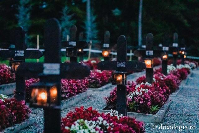(Foto) Atmosfera din cimitirul Sihăstriei în seara proclamării locale a canonizării Sfinților Paisie și Cleopa de la Sihăstria