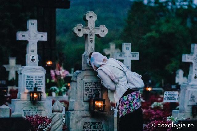 (Foto) Atmosfera din cimitirul Sihăstriei în seara proclamării locale a canonizării Sfinților Paisie și Cleopa de la Sihăstria