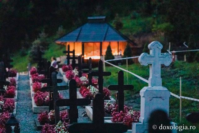 (Foto) Atmosfera din cimitirul Sihăstriei în seara proclamării locale a canonizării Sfinților Paisie și Cleopa de la Sihăstria