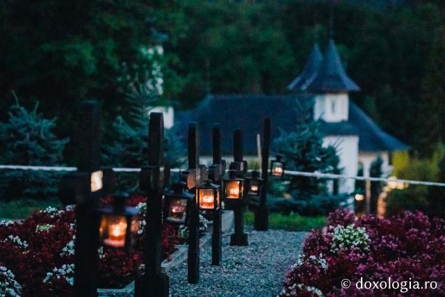 (Foto) Atmosfera din cimitirul Sihăstriei în seara proclamării locale a canonizării Sfinților Paisie și Cleopa de la Sihăstria