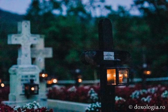 (Foto) Atmosfera din cimitirul Sihăstriei în seara proclamării locale a canonizării Sfinților Paisie și Cleopa de la Sihăstria
