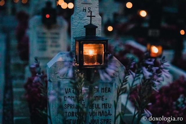 (Foto) Atmosfera din cimitirul Sihăstriei în seara proclamării locale a canonizării Sfinților Paisie și Cleopa de la Sihăstria