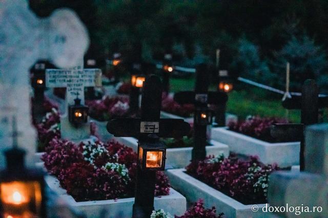 (Foto) Atmosfera din cimitirul Sihăstriei în seara proclamării locale a canonizării Sfinților Paisie și Cleopa de la Sihăstria