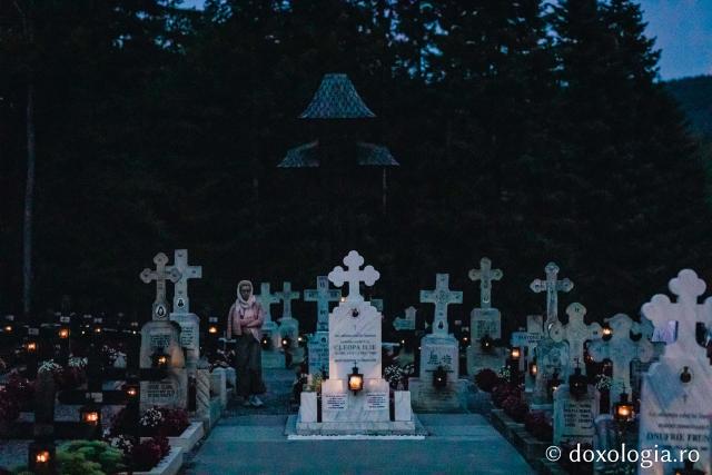(Foto) Atmosfera din cimitirul Sihăstriei în seara proclamării locale a canonizării Sfinților Paisie și Cleopa de la Sihăstria