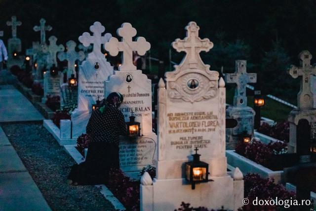 (Foto) Atmosfera din cimitirul Sihăstriei în seara proclamării locale a canonizării Sfinților Paisie și Cleopa de la Sihăstria