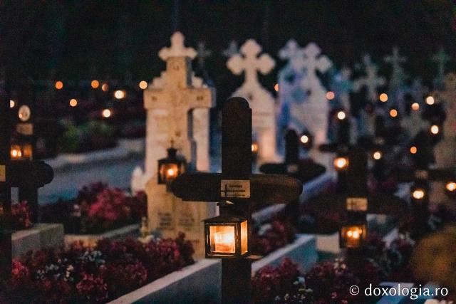 (Foto) Atmosfera din cimitirul Sihăstriei în seara proclamării locale a canonizării Sfinților Paisie și Cleopa de la Sihăstria