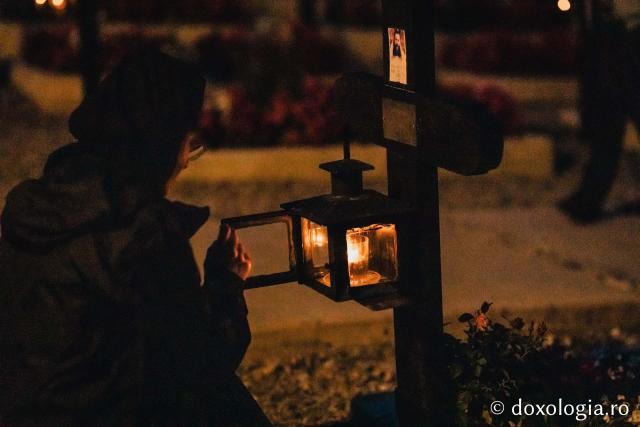 (Foto) Atmosfera din cimitirul Sihăstriei în seara proclamării locale a canonizării Sfinților Paisie și Cleopa de la Sihăstria