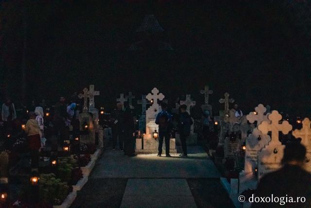 (Foto) Atmosfera din cimitirul Sihăstriei în seara proclamării locale a canonizării Sfinților Paisie și Cleopa de la Sihăstria