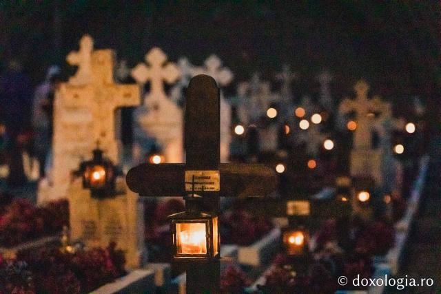 (Foto) Atmosfera din cimitirul Sihăstriei în seara proclamării locale a canonizării Sfinților Paisie și Cleopa de la Sihăstria