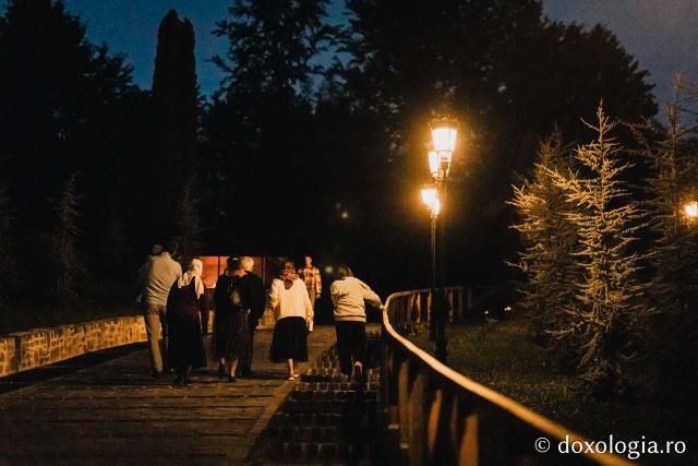 (Foto) Atmosfera din cimitirul Sihăstriei în seara proclamării locale a canonizării Sfinților Paisie și Cleopa de la Sihăstria