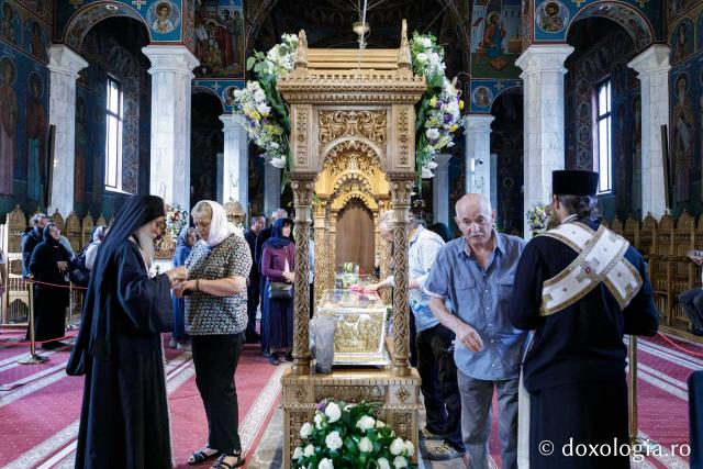 (Foto) Primii închinători la moaștele Sfinților Cuvioși Paisie și Cleopa de la Sihăstria