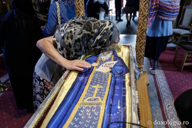 (Foto) Primii închinători la moaștele Sfinților Cuvioși Paisie și Cleopa de la Sihăstria