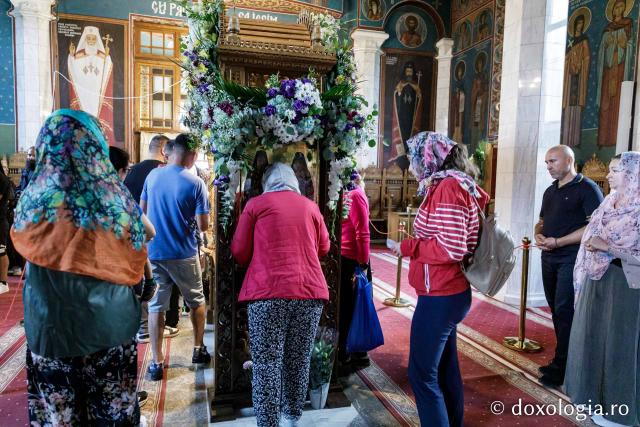 (Foto) Primii închinători la moaștele Sfinților Cuvioși Paisie și Cleopa de la Sihăstria