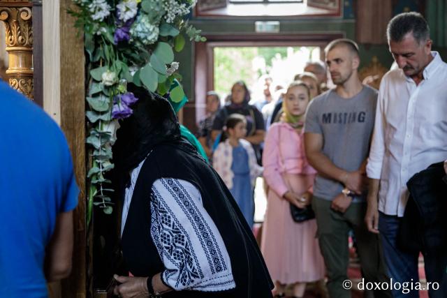(Foto) Primii închinători la moaștele Sfinților Cuvioși Paisie și Cleopa de la Sihăstria
