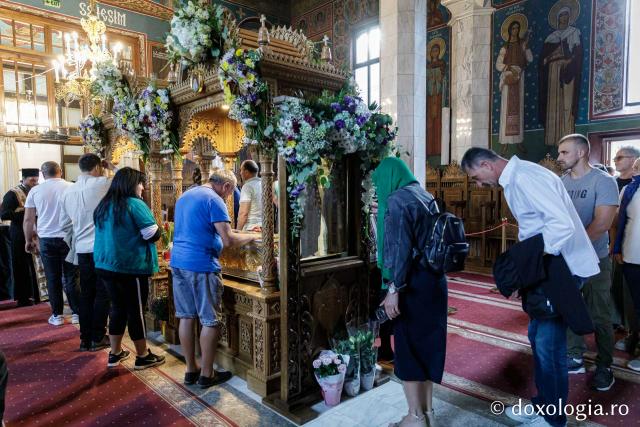 (Foto) Primii închinători la moaștele Sfinților Cuvioși Paisie și Cleopa de la Sihăstria