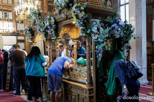 (Foto) Primii închinători la moaștele Sfinților Cuvioși Paisie și Cleopa de la Sihăstria