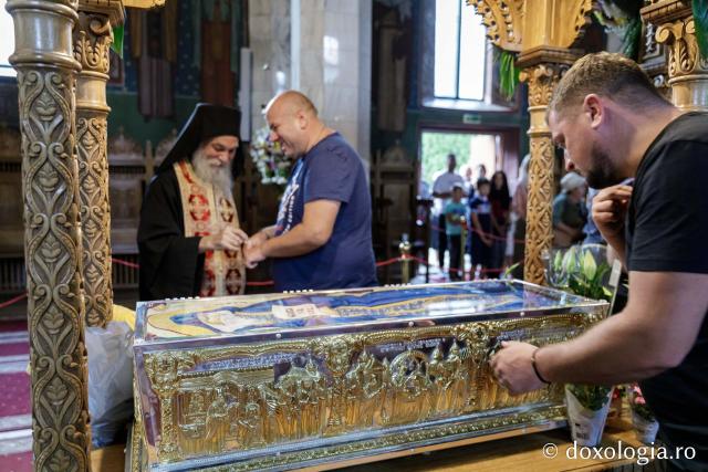 (Foto) Primii închinători la moaștele Sfinților Cuvioși Paisie și Cleopa de la Sihăstria
