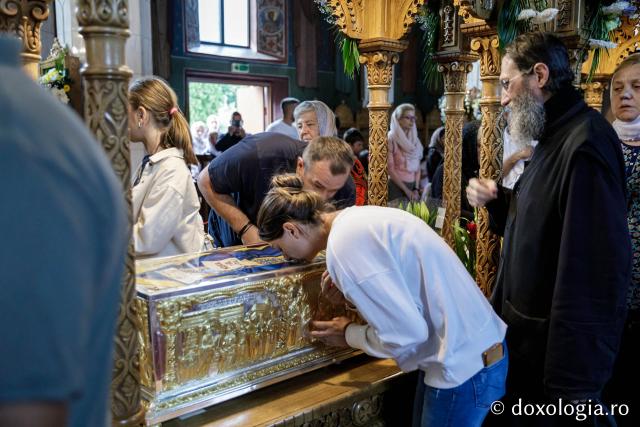 (Foto) Primii închinători la moaștele Sfinților Cuvioși Paisie și Cleopa de la Sihăstria
