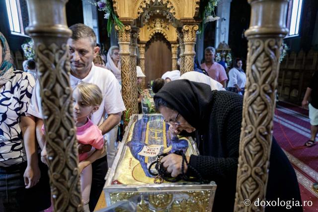 (Foto) Primii închinători la moaștele Sfinților Cuvioși Paisie și Cleopa de la Sihăstria
